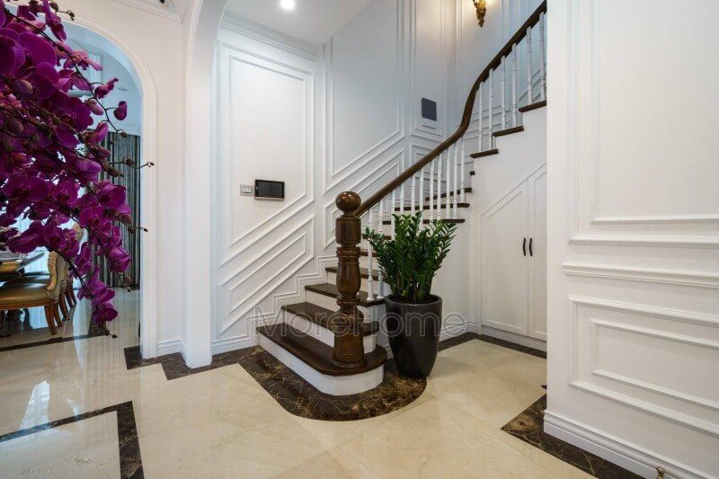 Morehome thi công trụ cầu thang gỗ óc chó, mặt bậc cầu thang gỗ tự nhiên đẹp cho biệt thự vinhomes imperia Hải Phòng