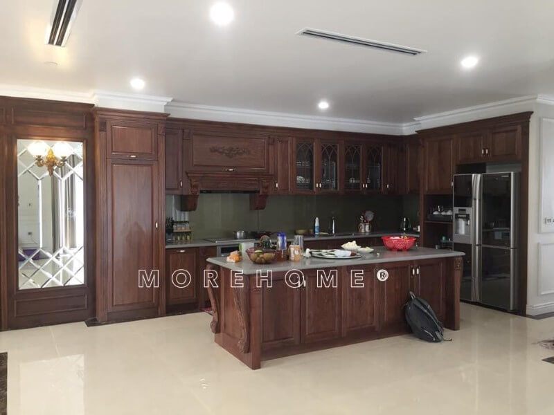 Morehome tư vấn đến bạn sản phẩm tủ bếp gỗ tự nhiên phong cách tân cổ điển đẹp tinh tế - Hình ảnh thi công lắp đặt thực tế tại biệt thự Ecopark Hưng Yên