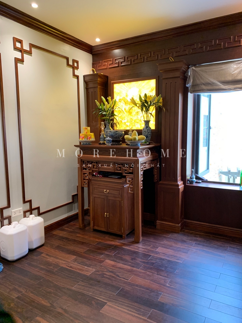 Thi công bàn thờ gia tiên gỗ tự nhiên là cầu nối linh thiêng giữa cuộc sống hiện tại của con người với tổ tiên, ảnh hưởng một phần tới phong thủy, tài lộc của gia chủ.
