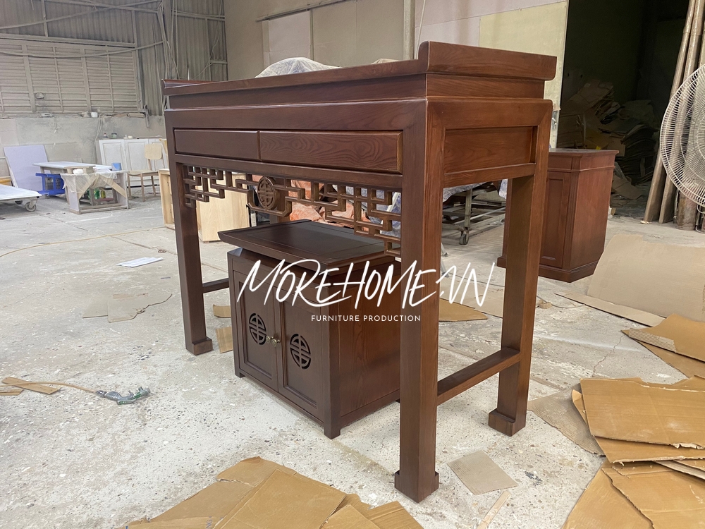 sống Morehome sản xuất bàn thờ đứng gỗ tự nhiên có đường nét hoàn hảo, tạo nên thẩm mỹ và phong thủy cho không gian sống.