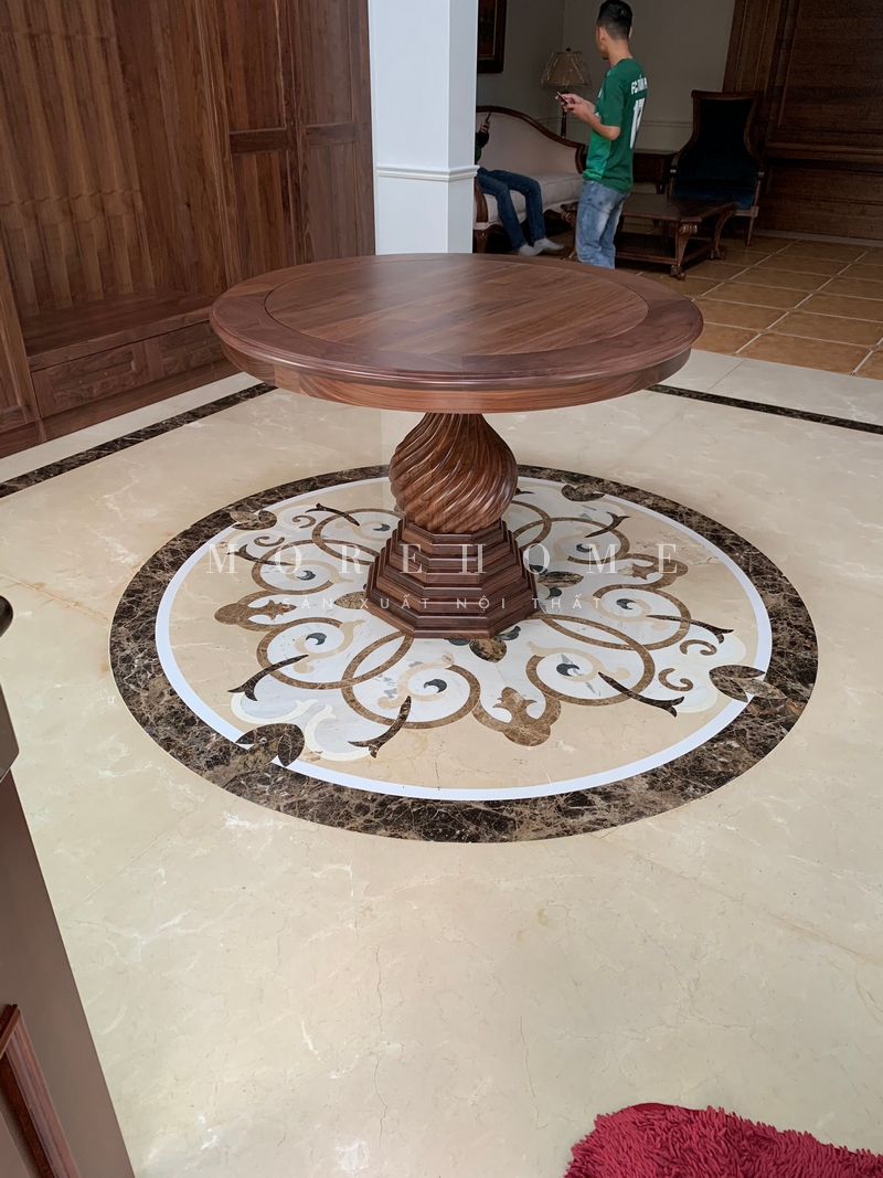 Đá tự nhiên được lát thành hình hoa văn tròn tinh xảo, phù hợp với yêu cầu kiến trúc không gian và phong cách của công trình.